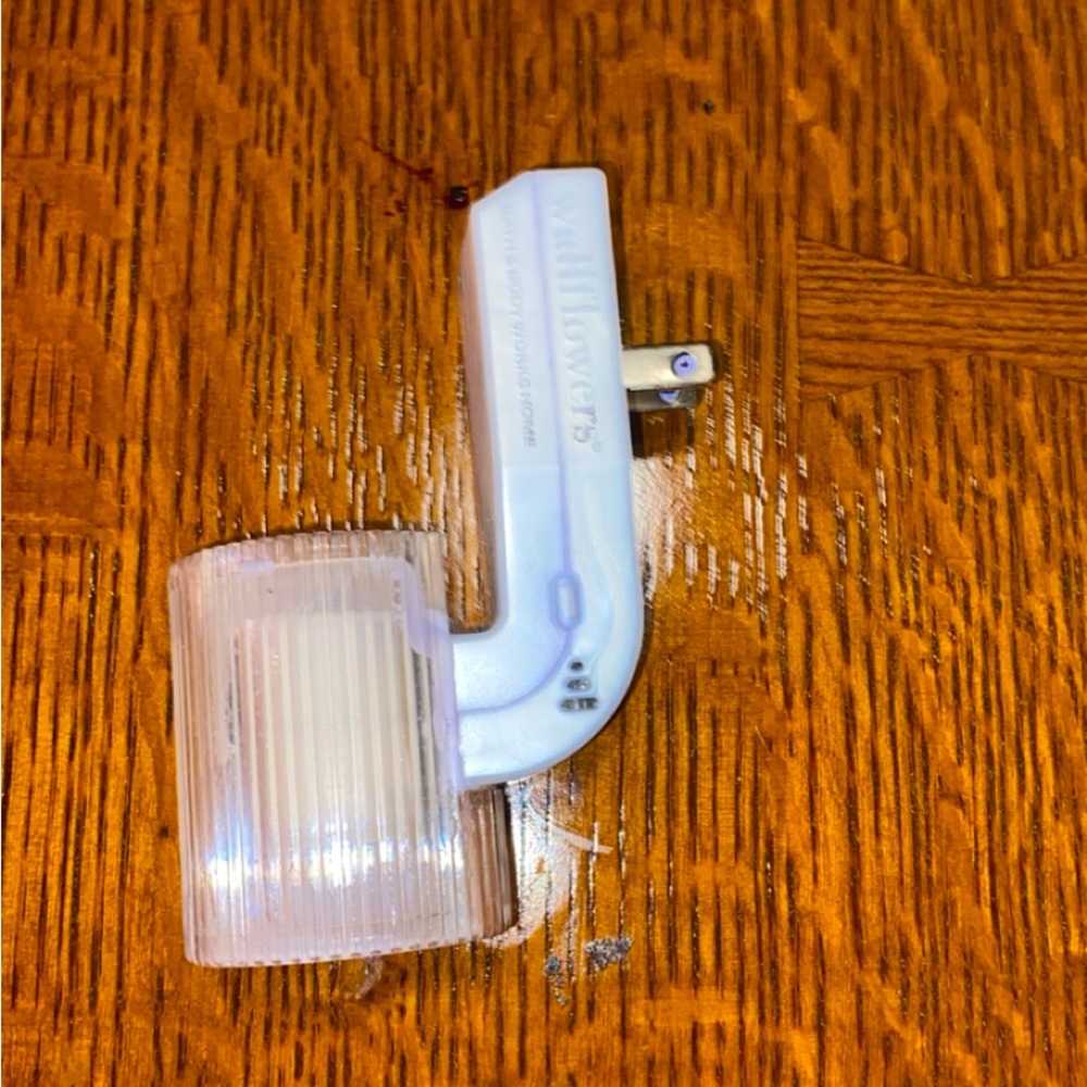 bath & body works wallflower plug